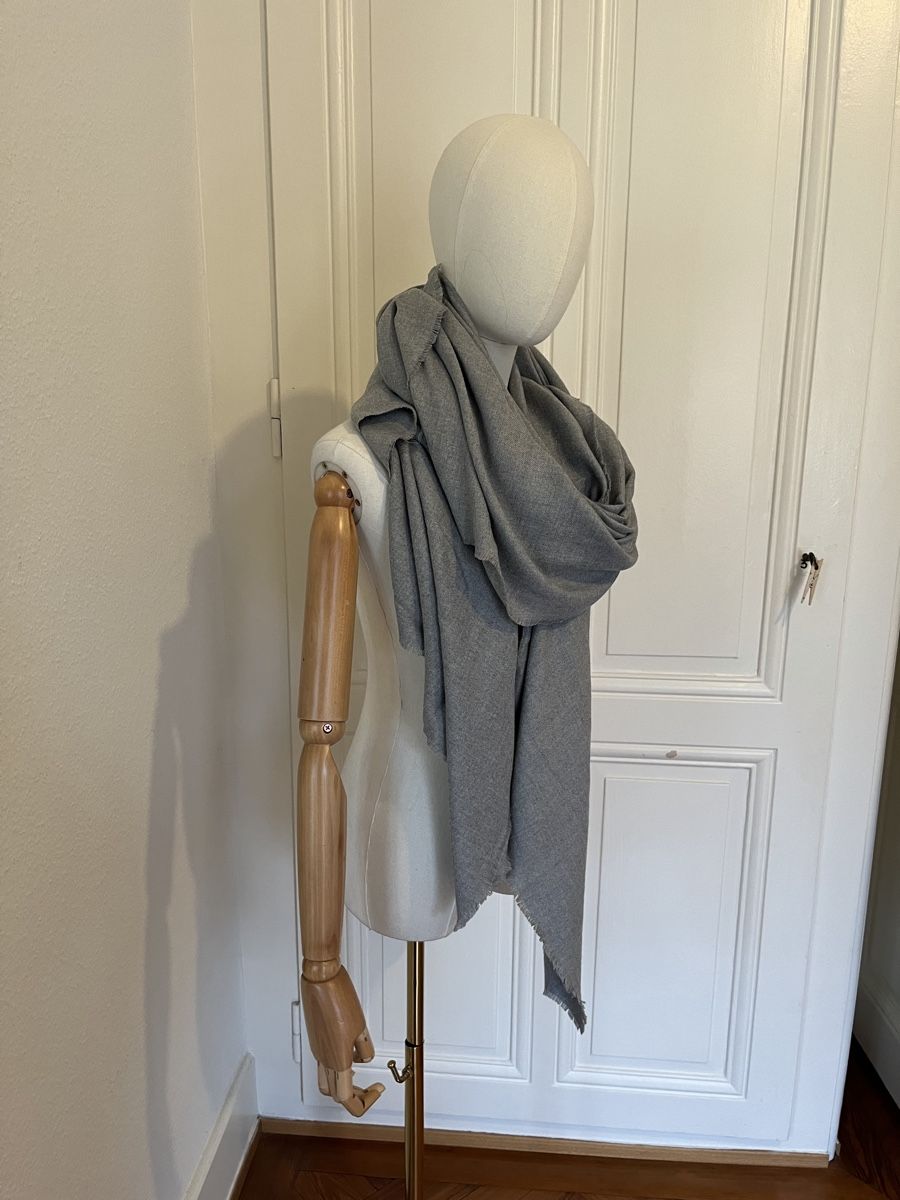 Zara Foulard & Sciarpe: Zara Grey Scarf - Winter Essential! Soft! – Usato da Mies venduto da nic_yk5d 1