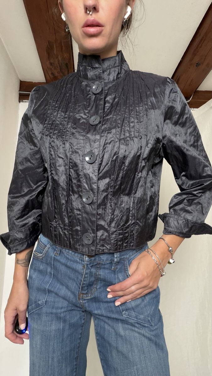 Giacche: Black satin button up blouse/ jacket with subtle textured pa – Usato da Knonau venduto da Grapesvintage 6