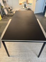 Edler ikonischer Lehni Tisch