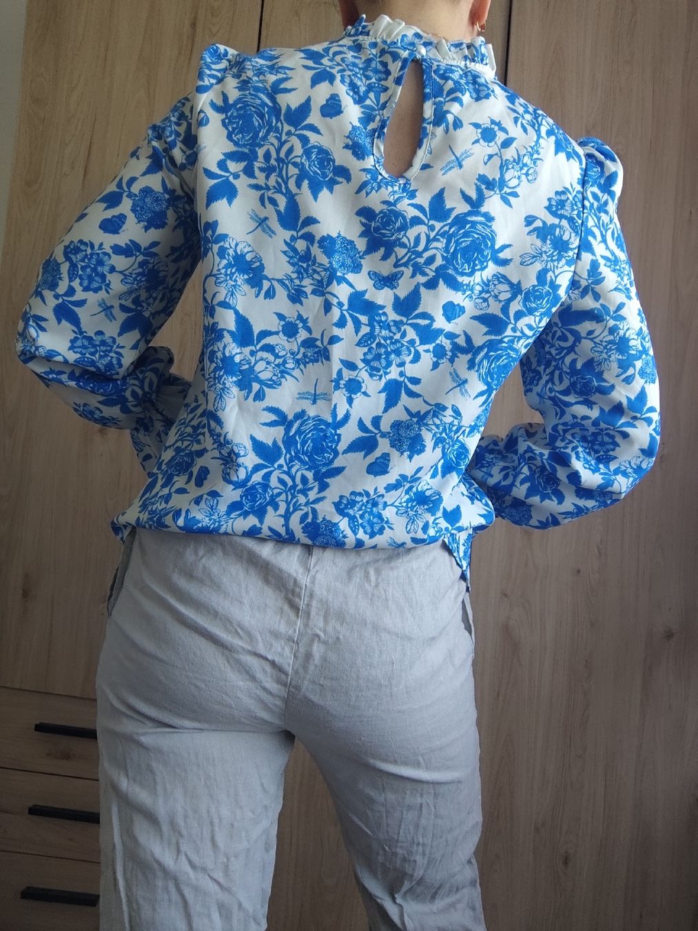 Tops: Blue Floral Blouse with Ruffled Sleeves - Size S – Gebraucht aus Mägenwil von VintageGirly 5