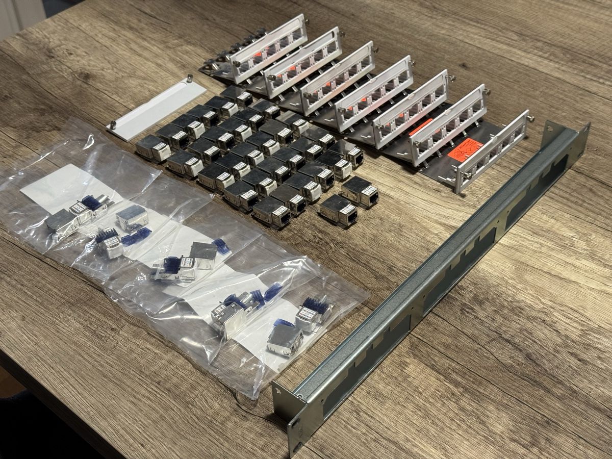 Racks & Cavalletti: Patch Panel 15 Port Cat. 6 6A inklusive Zubehör – Usato da Klingnau venduto da Cola_Vanille 1