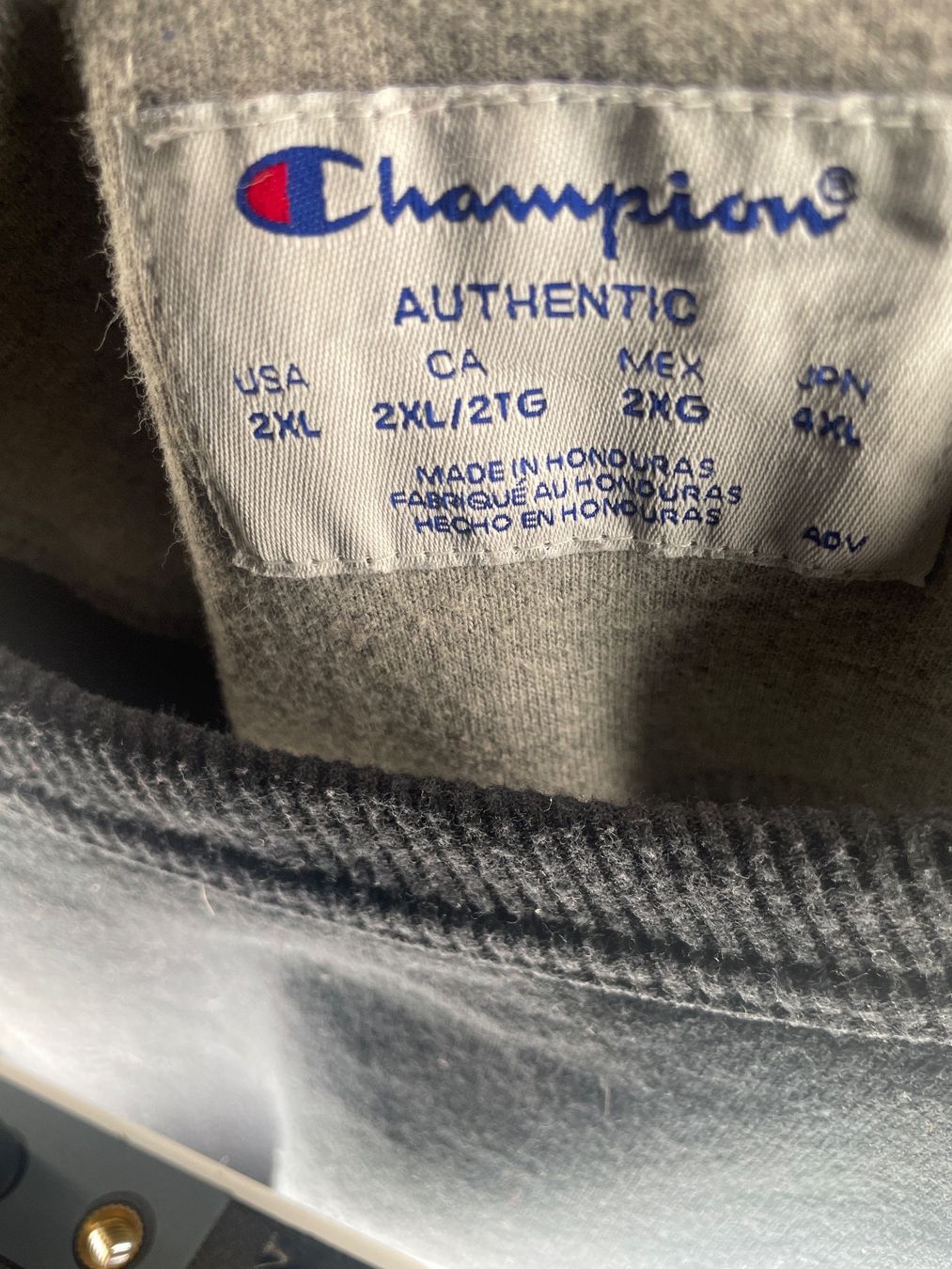 Champion Pullover & Sweatshirts: Champion sweatshirt Schwarz mit logo 2Xl. – Gebraucht aus Capolago von LA.BOTTEGA 3