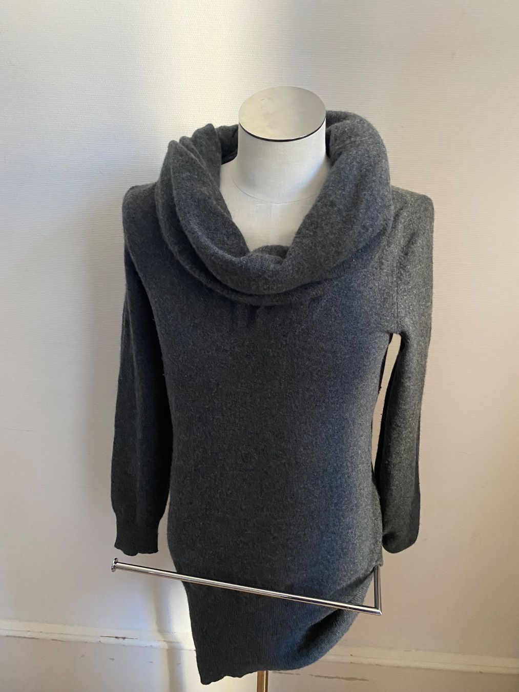 Vestiti: Dunkelgraues Strickkleid, 100% Cashmere – Usato da Bern venduto da paultschur11