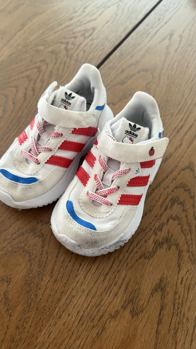 Adidas Schuhe für Jungen: Adidas Hello Kitty Kinder – Gebraucht aus Sennhof Winterthur von bibo11