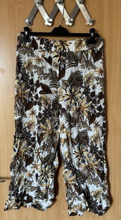 Sommerhose Culotte mit tropischem Muster, Gr. 38