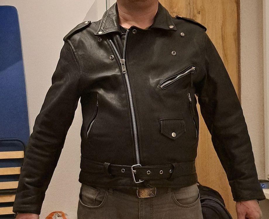 jacken mäntel westen im biker stil in größe mit westenoptik Schwarze Lederjacke im BikerStil, Grösse L (ca50 ) (Gebraucht) in