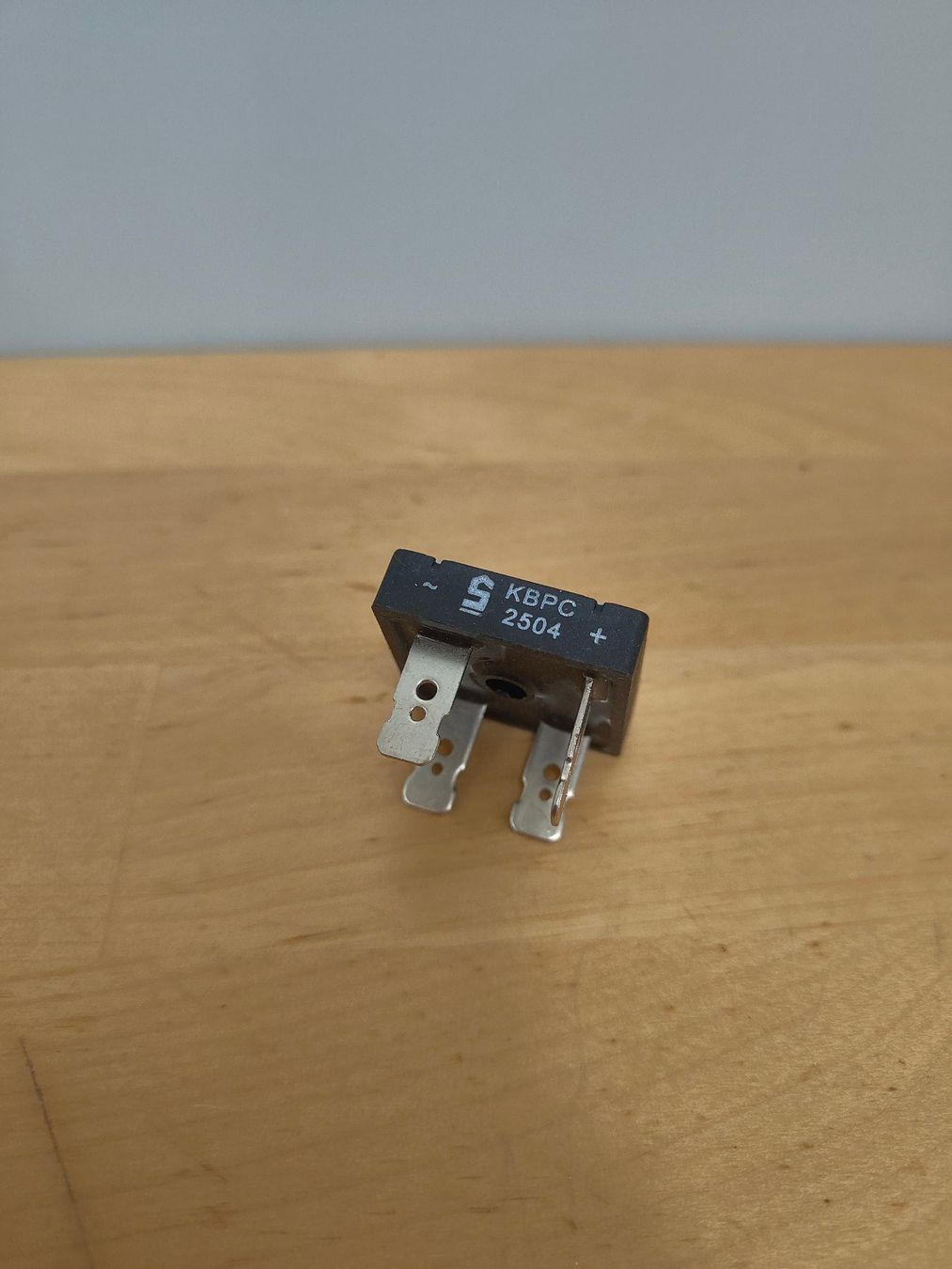Componenti elettronici: KBPC2504 Brückengleichrichter – Usato da Emmenbrücke venduto da BlSi
