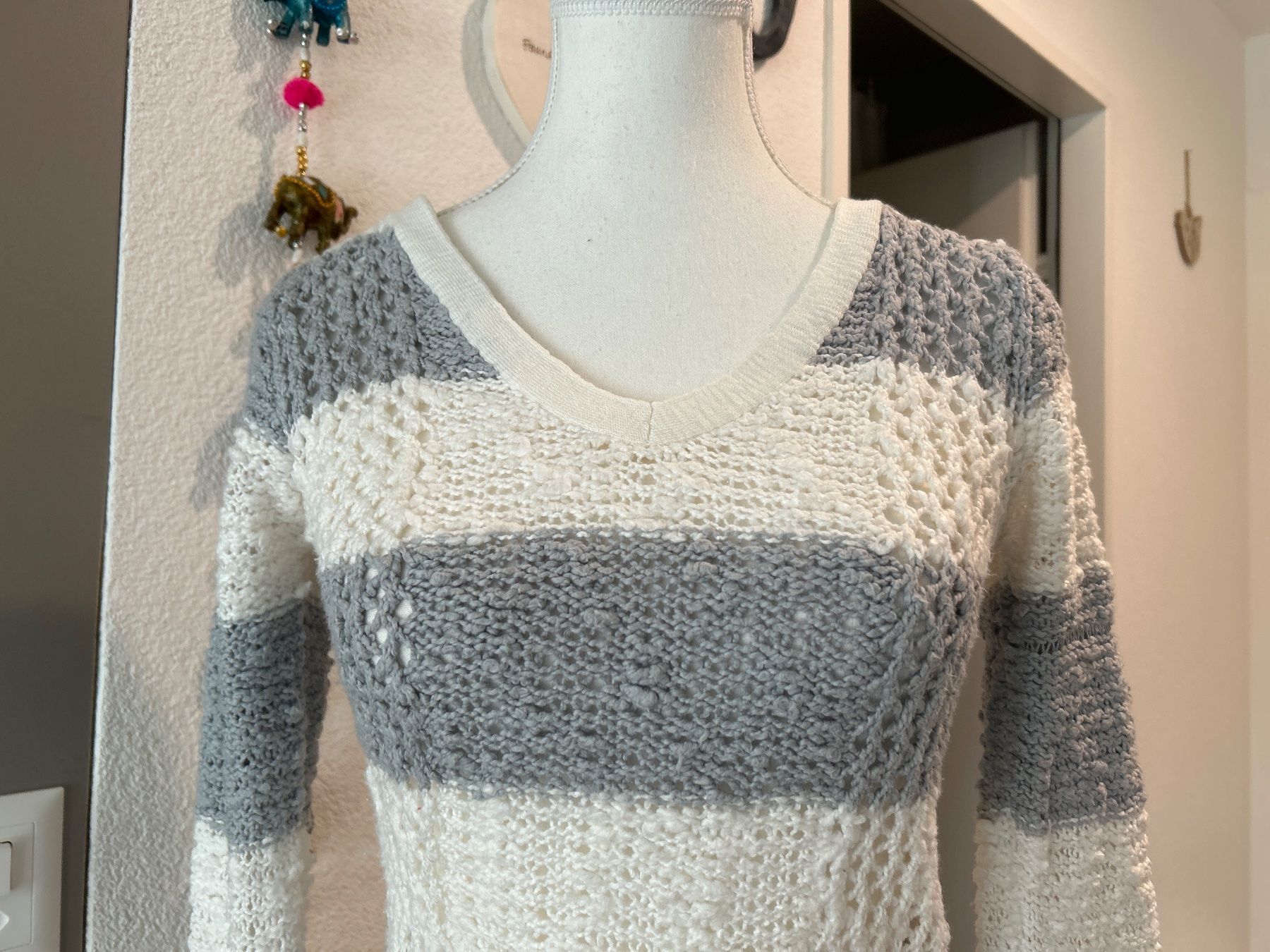 Maglioni & Felpe: Damen Strickpullover gestreift ecru / grau – Usato da Brunnen venduto da Nala2929 1