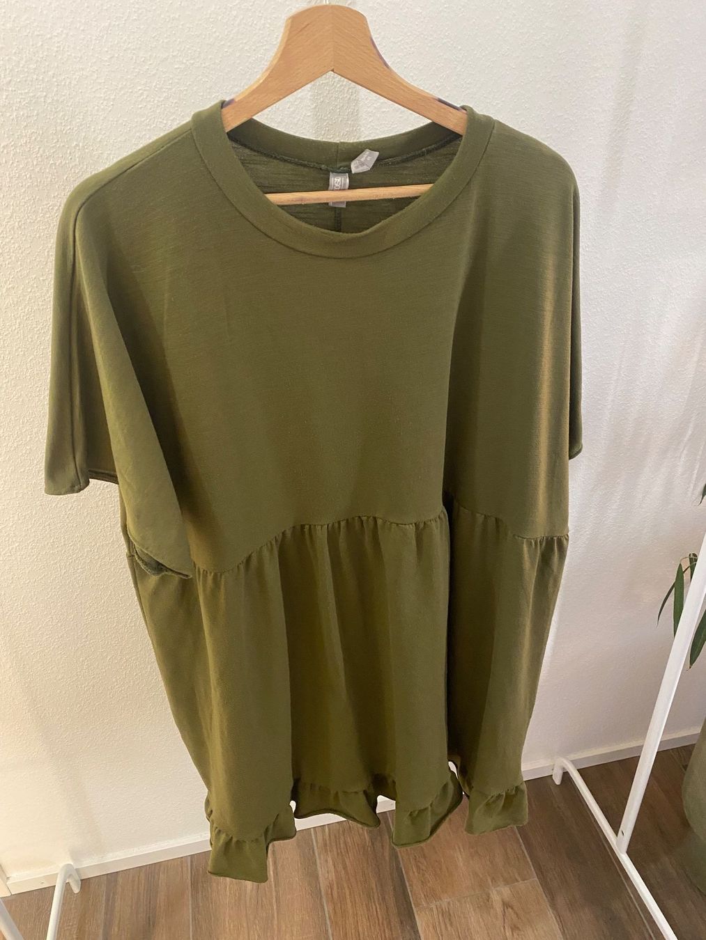 Asos Kleider: Asos Kleid mit Rüsschen Abschluss oliv Gr. 50 – Defekt aus Pratteln von a23_j2gs 1