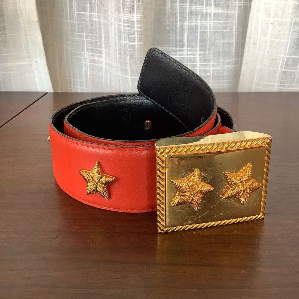 Escada Cinture: Escada Red Leather Belt w/ Stars & Chains – Usato da Buchrain venduto da Mr.Kim 4