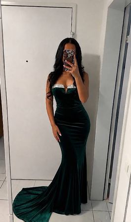 Elegantes Samt-Abendkleid in Smaragdgrün