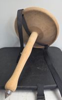 Traditioneller Einbein-Melkschemel aus Holz