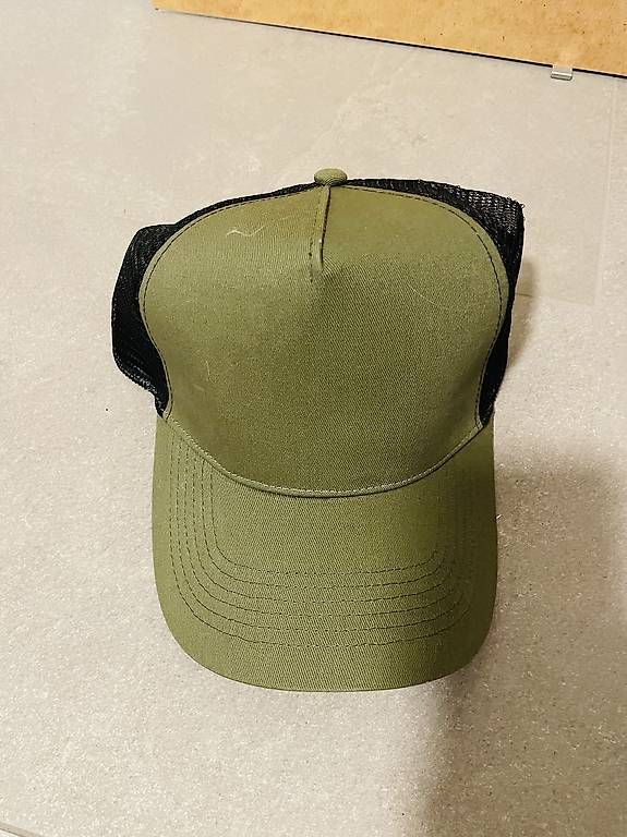 Copricapi, berretti & cappellini: Cappellino grigio e verde – Nuovo e nell'imballaggio originale da Cadenazzo venduto da ali_d5fn 1