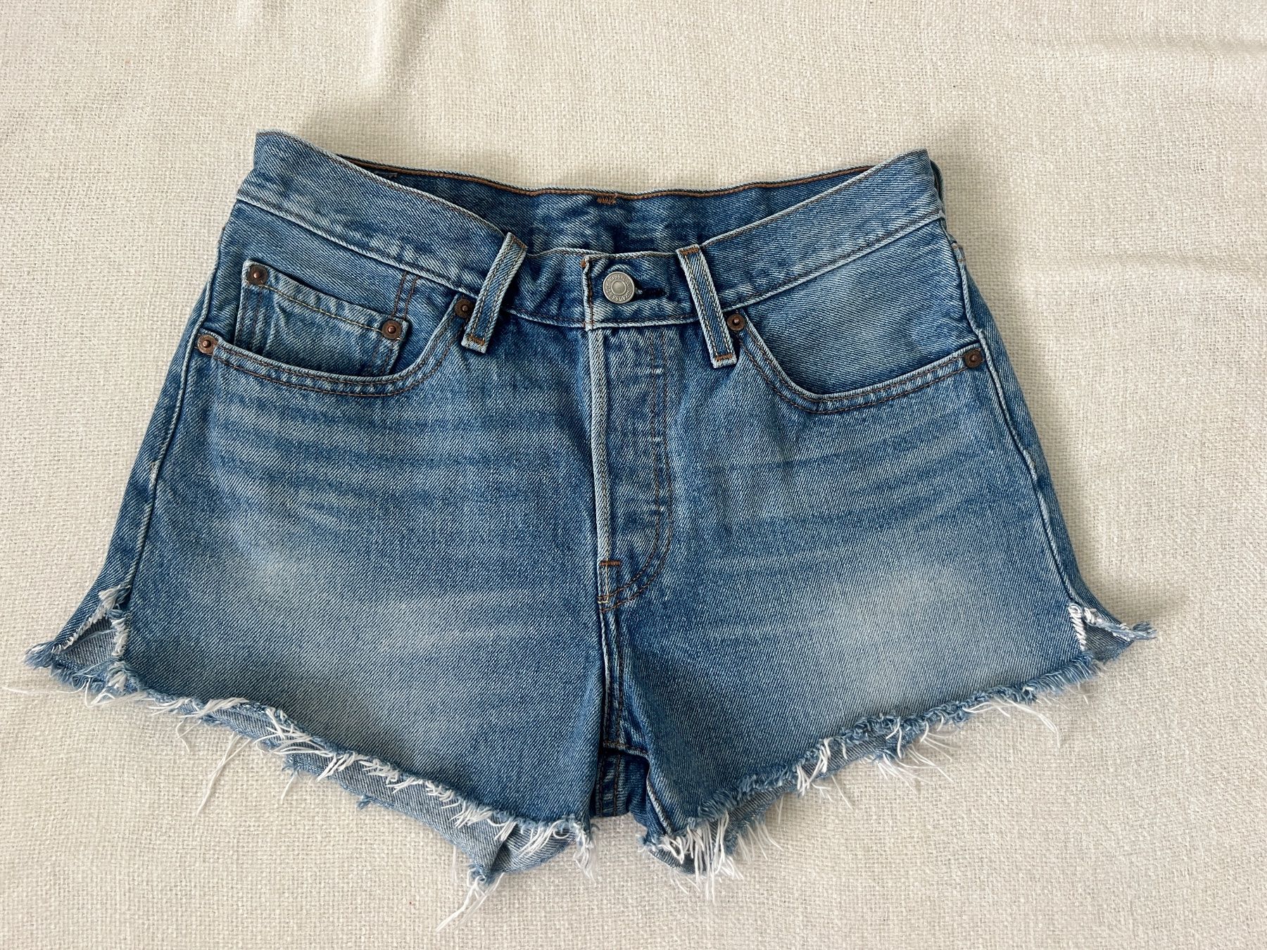 Levi's Jeans: Jeans Shorts Levi Strauss & Co, hell-blau, Grösse: 26 – Gebraucht aus Ebikon von jogger69