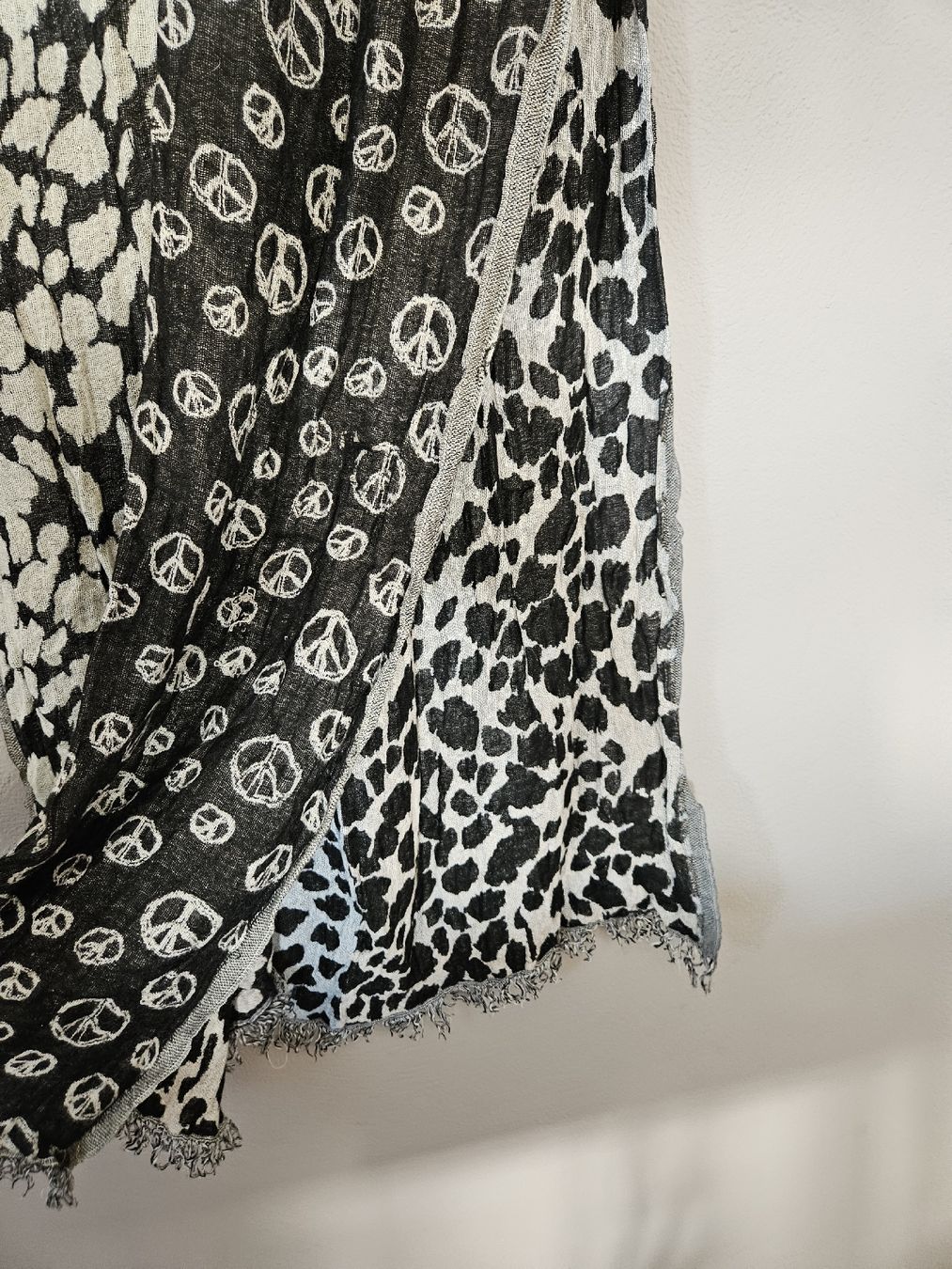 Foulard & Sciarpe: Coello Schal schwarz weiss Peace und Leopard Muster – Usato da Eschenbach SG venduto da MarThu 1