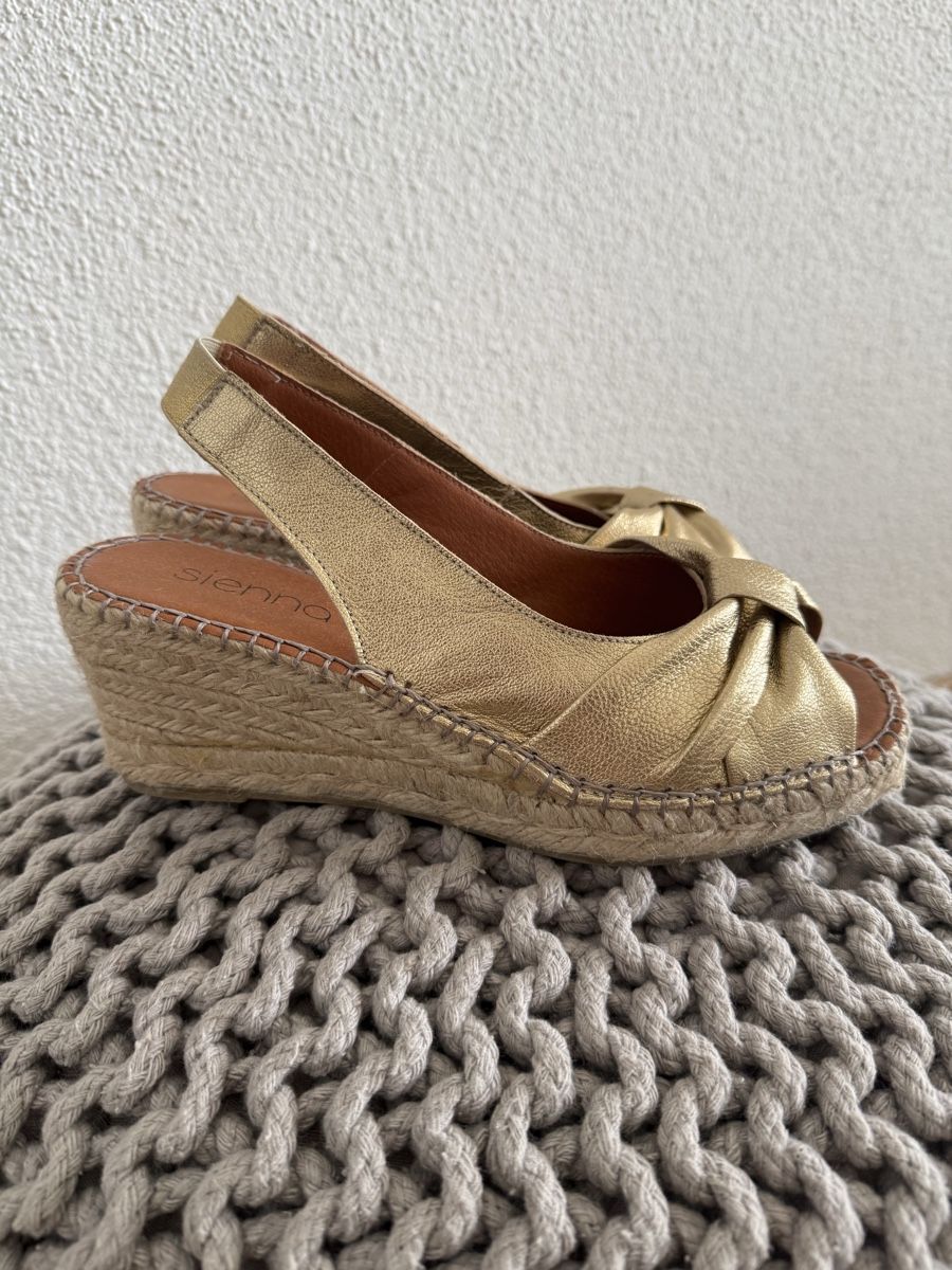 Damenschuhe: Goldige Keilsandalen – Gebraucht aus Hedingen von julesli