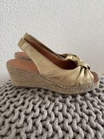 Goldige Keilsandalen