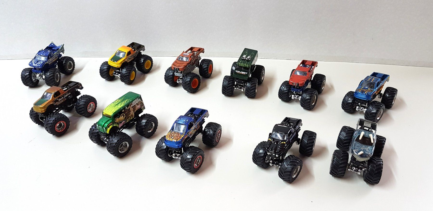 Modellautos: 11 Auto Offroader – Gebraucht aus Schüpfheim von Games_Spielkonsolen