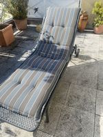 Liegebett aus Metal mit Kissen 