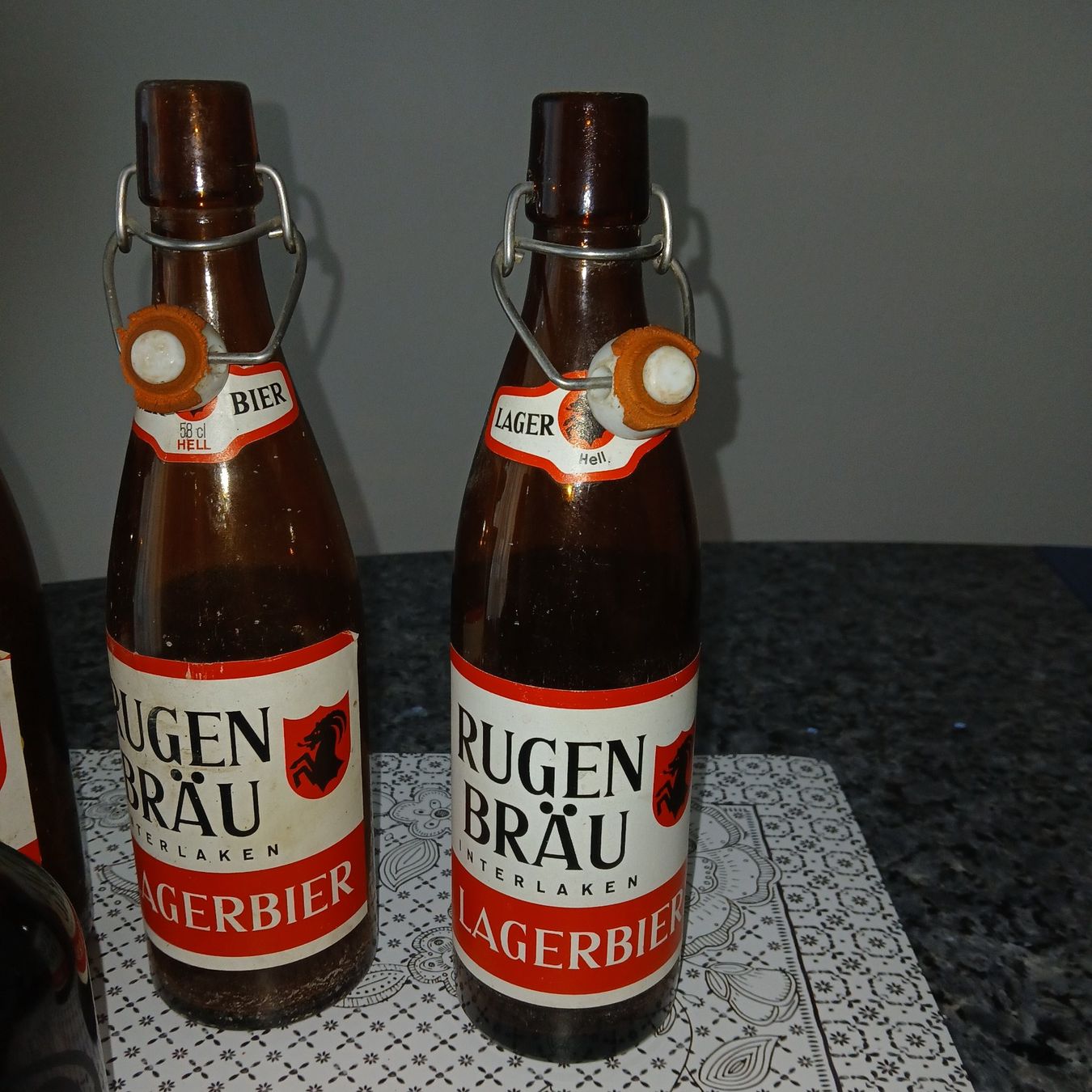 Verres, cruches & bouteilles: Rugenbräu Bier Flaschen – D'occasion à Safenwil par SilverDesign 2