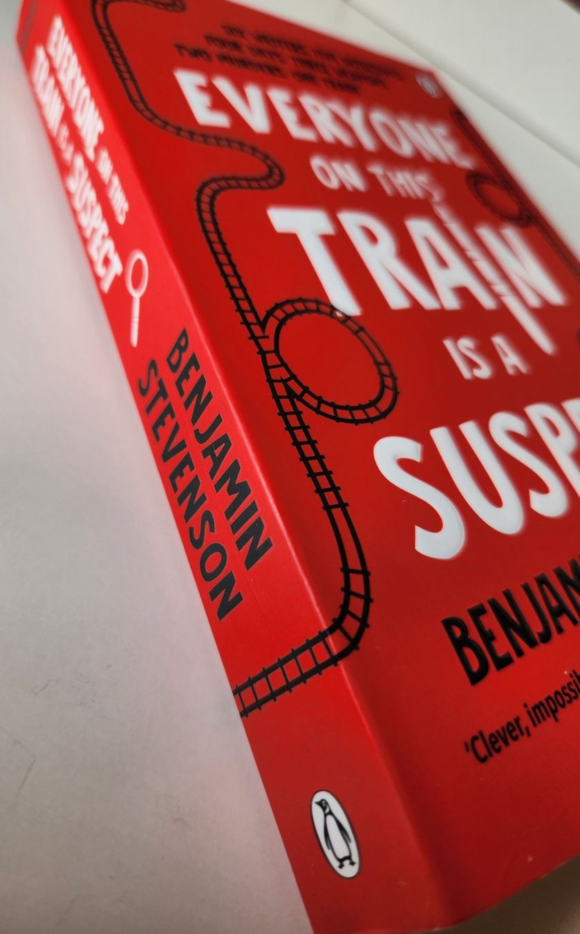 Bücher: BOOK Everyone on this Train is a Suspect ENGLISH – Gebraucht aus Frauenfeld von Lunarlilac 2