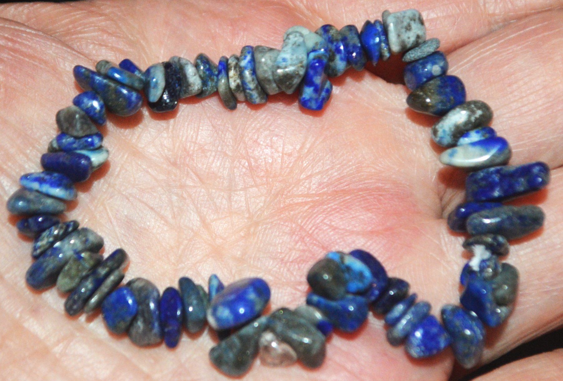 Armbänder & -reifen: Armband L-6635 – Lapislazuli Chips – elastisch – Neu und originalverpackt aus Goldiwil (Thun) von han_v5b7