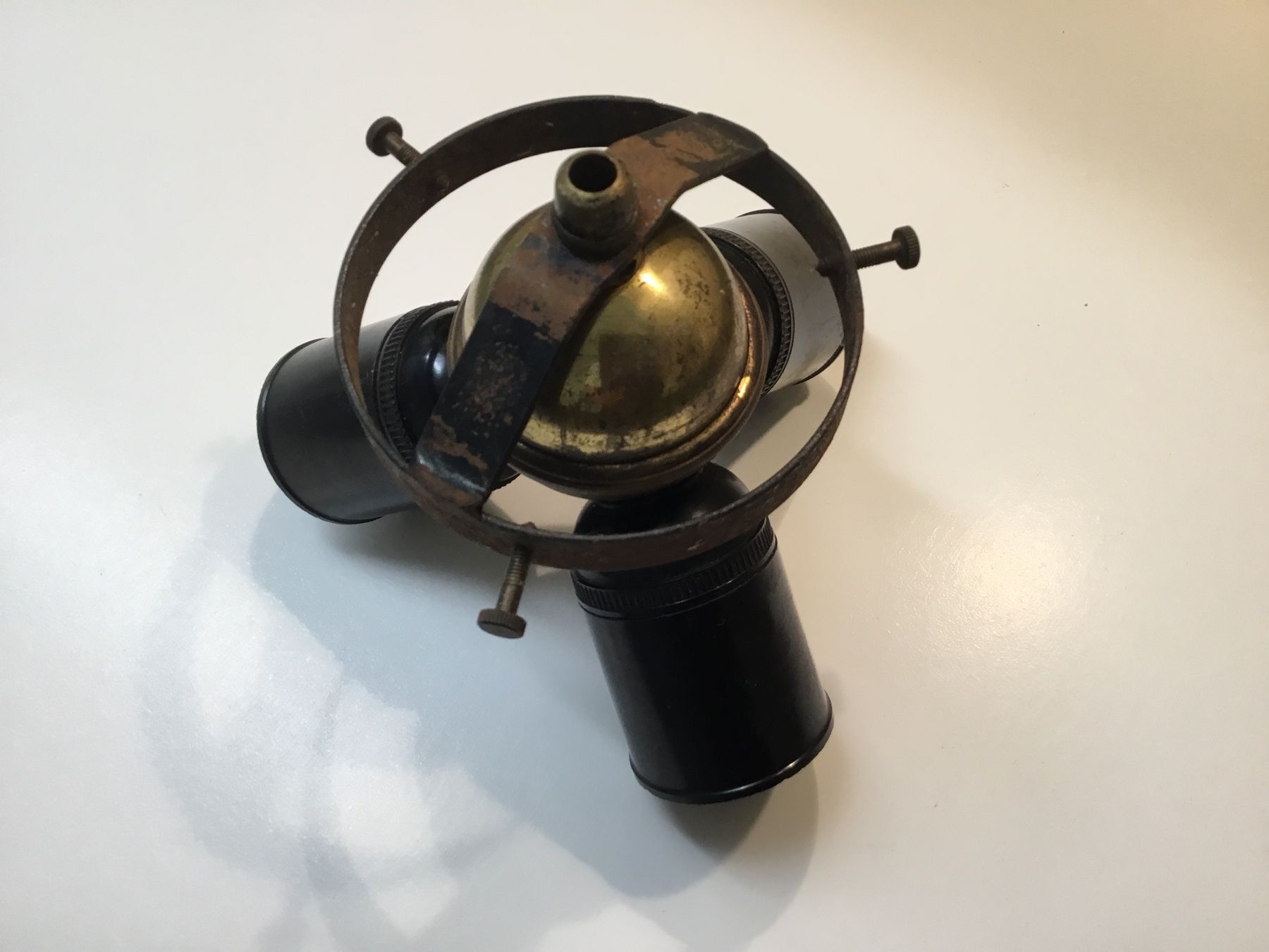 Lampade: Antike Lampe aus Bakelit und Messing – Usato da Kreuzlingen venduto da Schuggerman