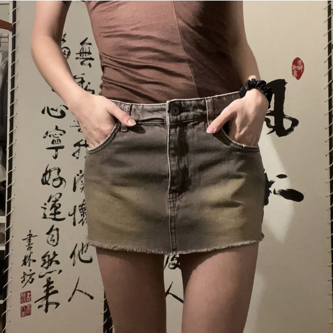 Gonne: Brown Low Rise Denim Mini Skirt – Usato da Kriens venduto da tiy_wxz5