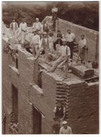 Fotografie Maurer beim bauen eines Ziege