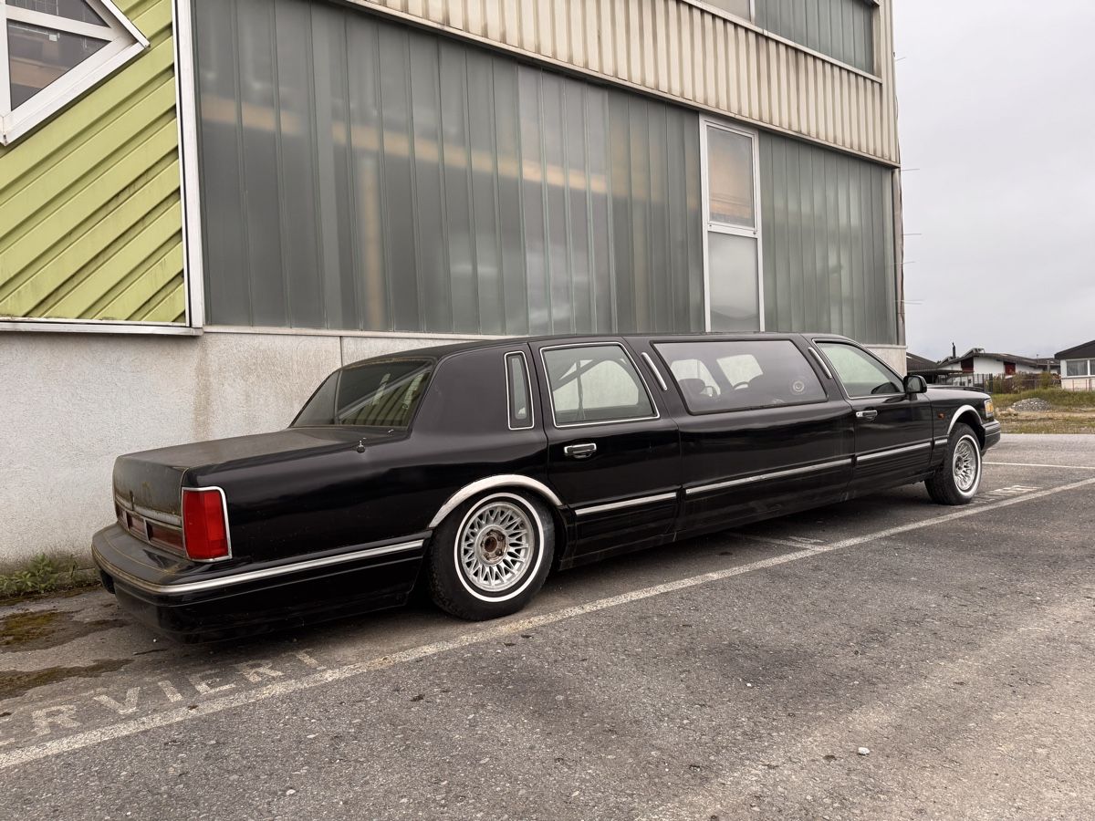 Ford (Usa) Autos: 1996 Lincoln Towncar Stretchlimo / Projekt oder Teilespender – Gebraucht aus Rheineck von EastSwissHouseMusic 2