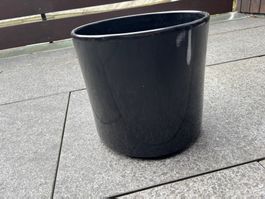 Schwarzer Blumenübertopf