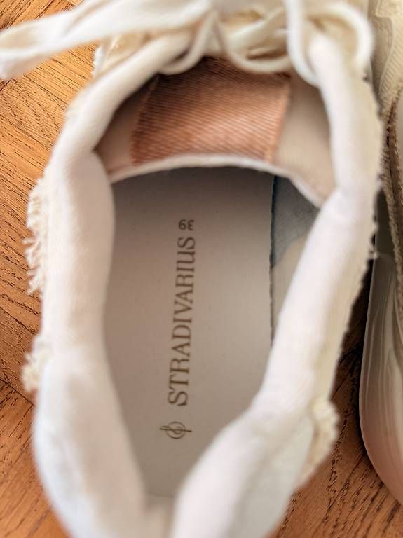 Damenschuhe: Beige Sneaker Gr. 39 – Gebraucht aus Arlesheim von schoop. 2