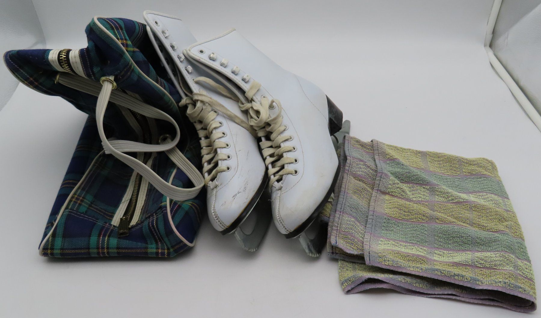 Pattini da ghiaccio: Eiskunstlauf-Schlittschuhe + Tasche – Usato da Reinach BL venduto da WBZ-Flohmarkt