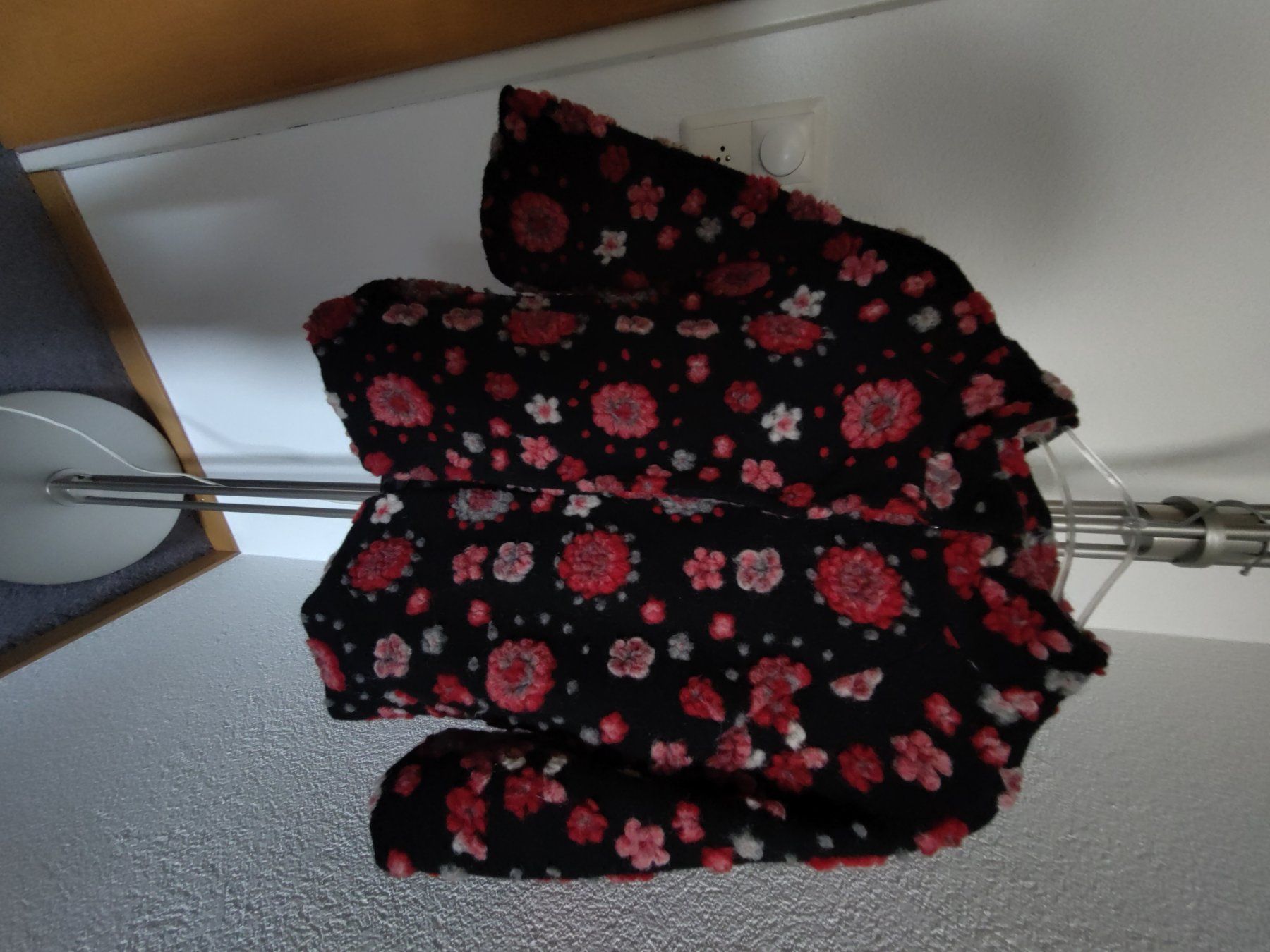 Giacche: Wolljacke mit 3D- Blumen schwarz- rot Gr. S – Usato da Arbon venduto da Franca1979 1