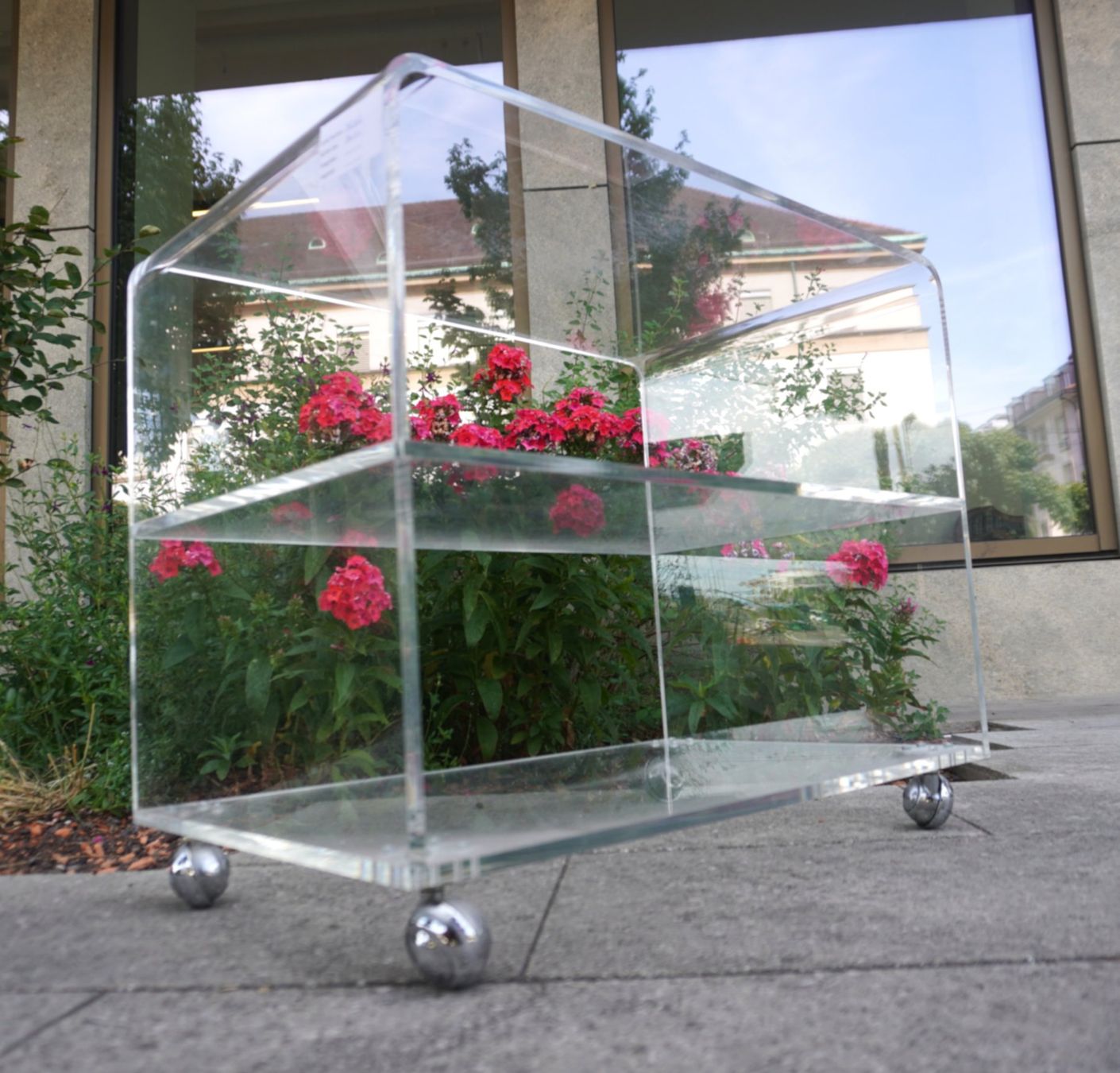 Tables: Vintage Plexiglas Beistelltisch mit Rollen MA366 – D'occasion à Basel par B.W.B.
