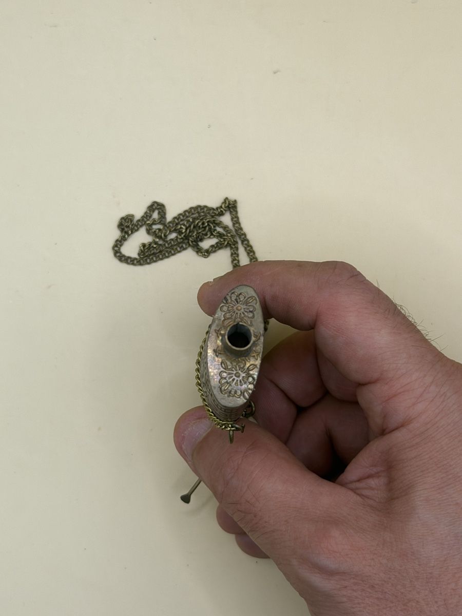 Flaconi: Ancienne flasque en corne gravée avec chaînette – Usato da Genève venduto da sho_67qj 4