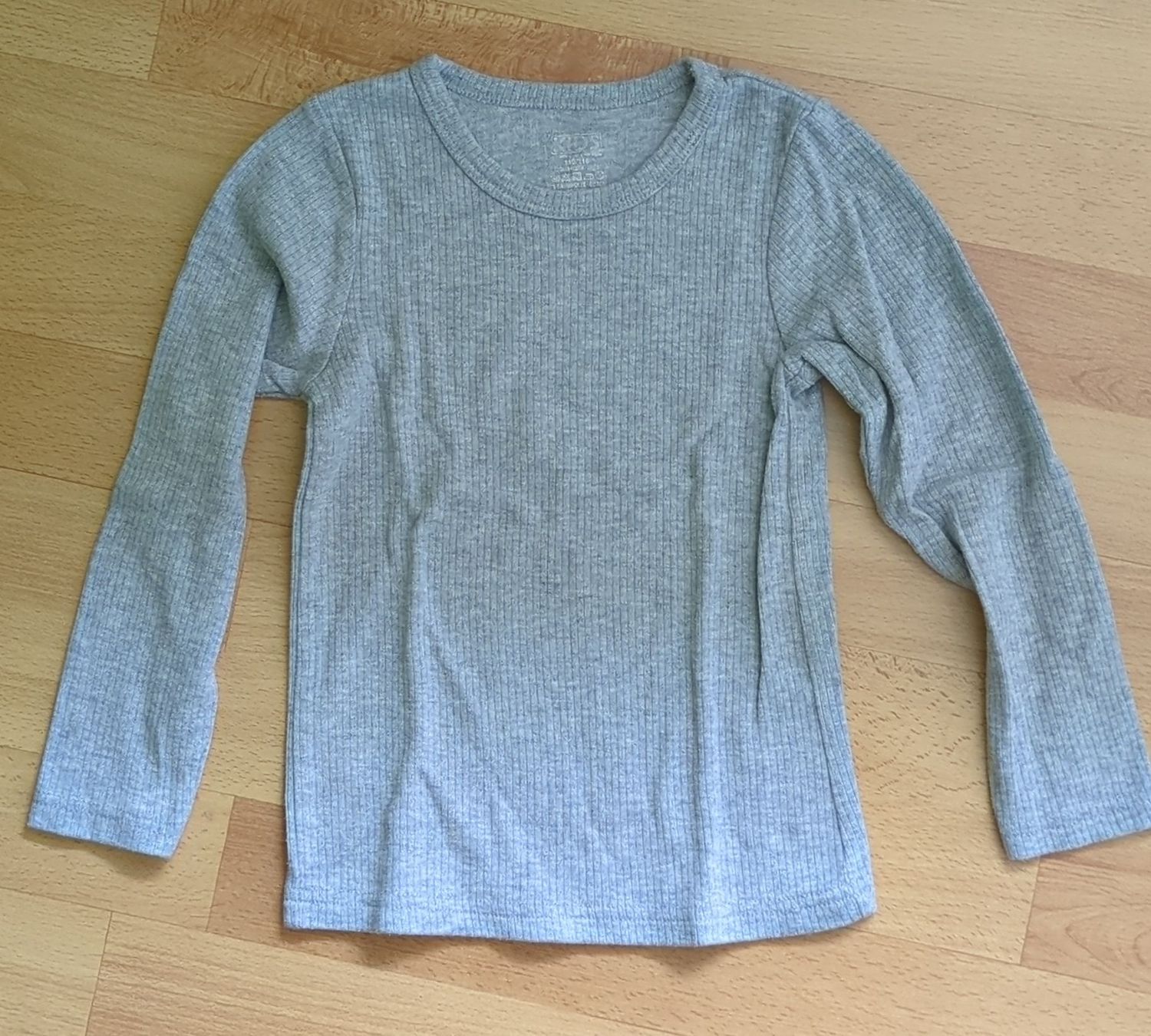 Maglioni & Felpe: Graues Langarmshirt Rippstrick Grösse 110/116 – Usato da Adlikon b. Andelfingen venduto da IlonaSp