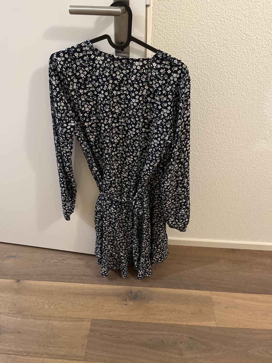 Only Vestiti: ONLY Wickelkleid Blumenmuster Gr. 36 – Usato da Richterswil venduto da ste_yzq7 1