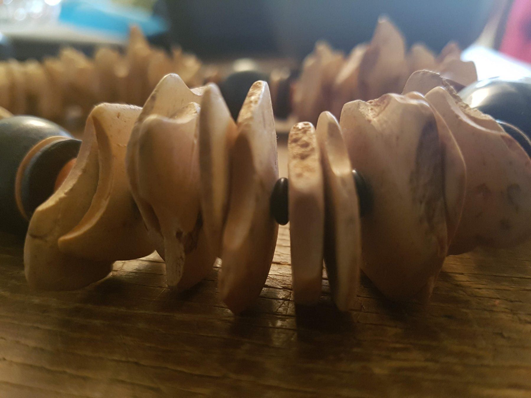 Catenine: Kette Holz? à la Strandgut Perlmutteinl. – Nuovo (secondo la descrizione) da Ettingen venduto da Maranathatalitha 3