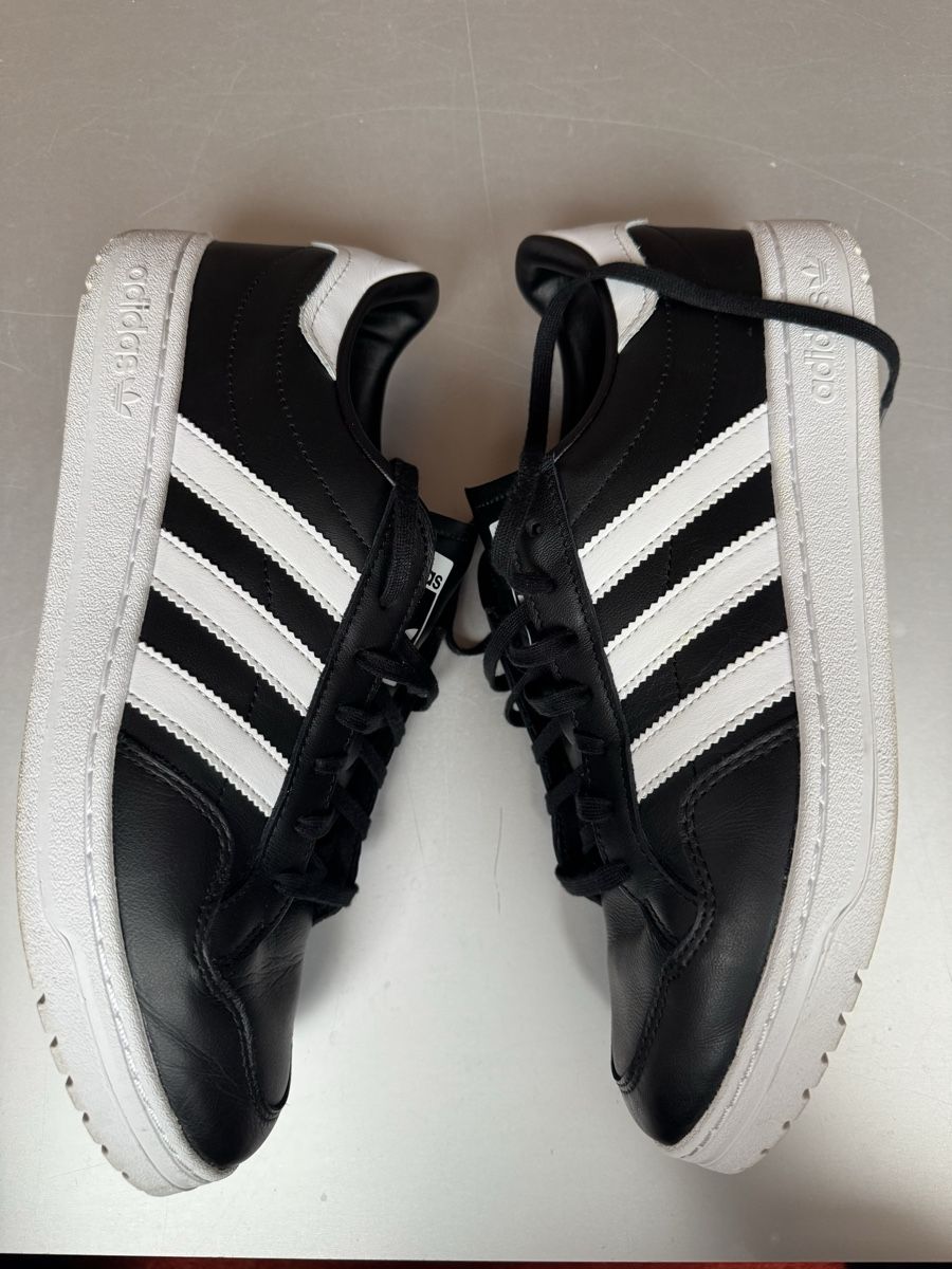 Adidas Chaussures hommes: Adidas schwarzer Schuh Grösse 42.5 – D'occasion à Felben Wellhausen par Greuter 2