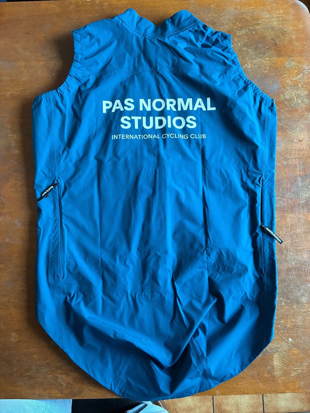Pas Normal Studios Gilets & Westen: Pas Normal Studios Rennrad Weste Herren – Gebraucht aus Basel von thr_5wxq 2