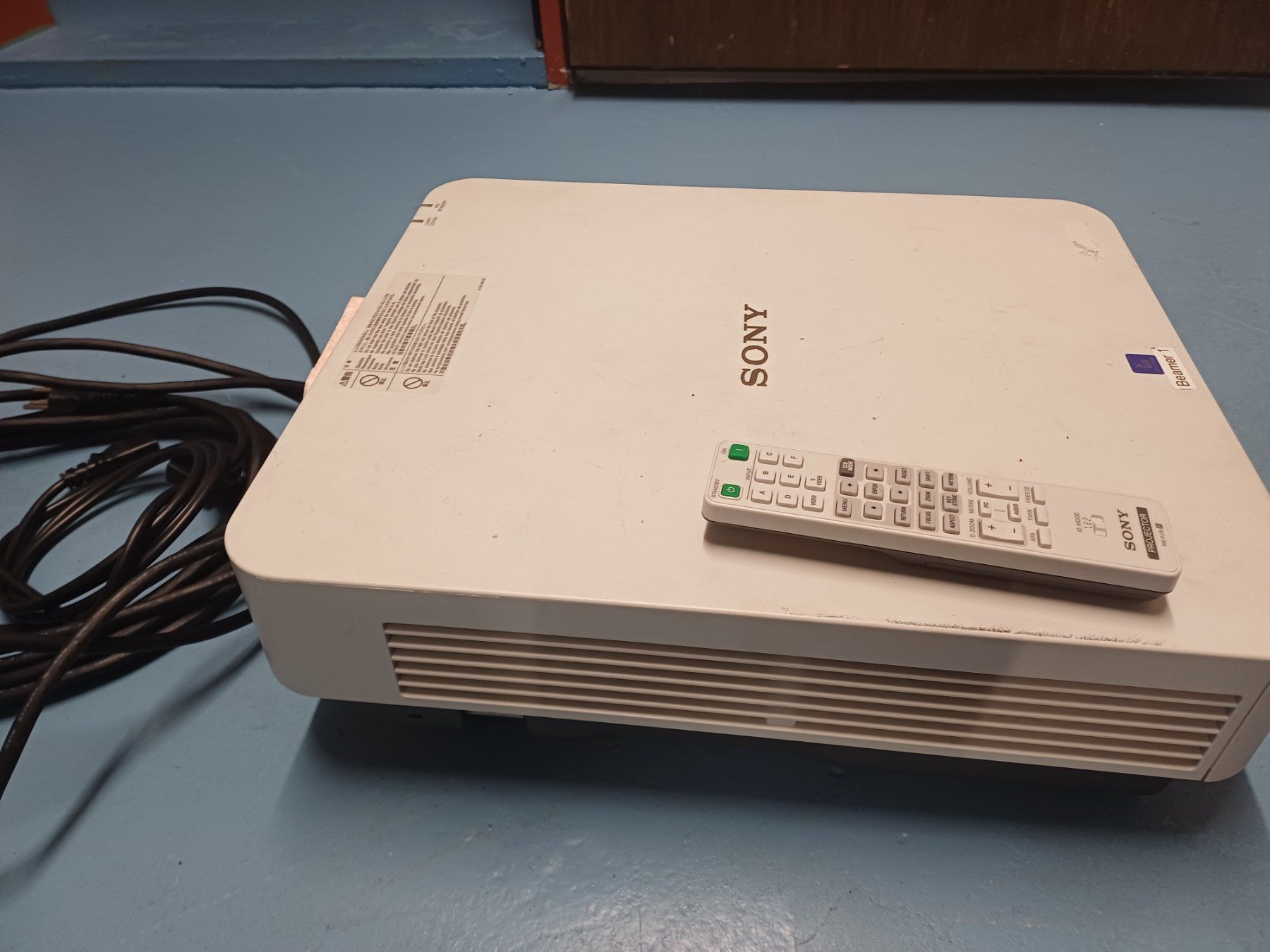 Sony Home Cinema: Groß Leinwand 4 Meter Hoch 7 Meter Lang mit Beamer – Usato da Hochdorf venduto da Kusi029 4