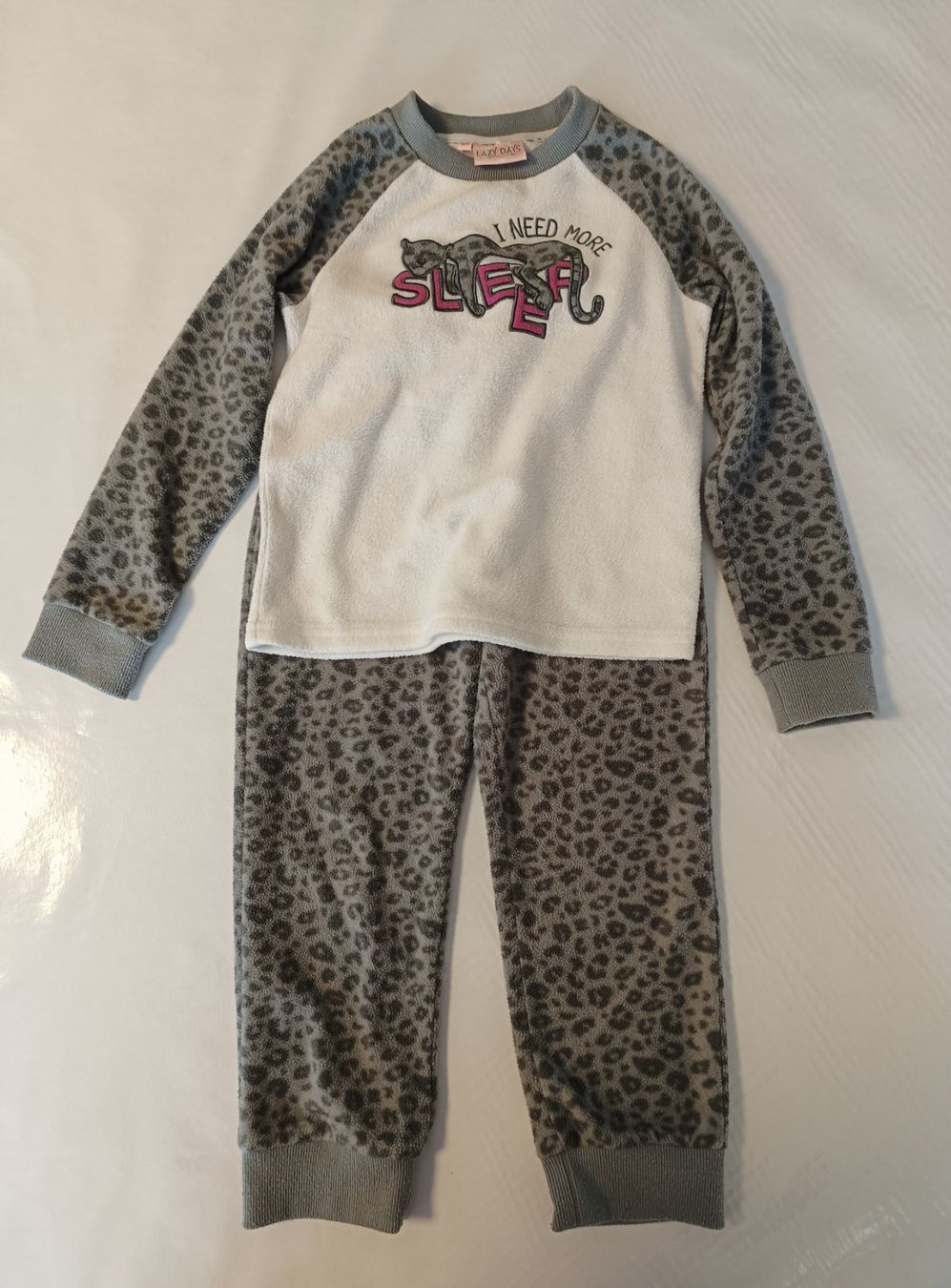 Pigiama & Simili: Lazy Days Plüsch Pyjama Gr 104 Mädchen, Grau warm Leopard – Usato da Oberhofen Thun'see venduto da cri_6md2