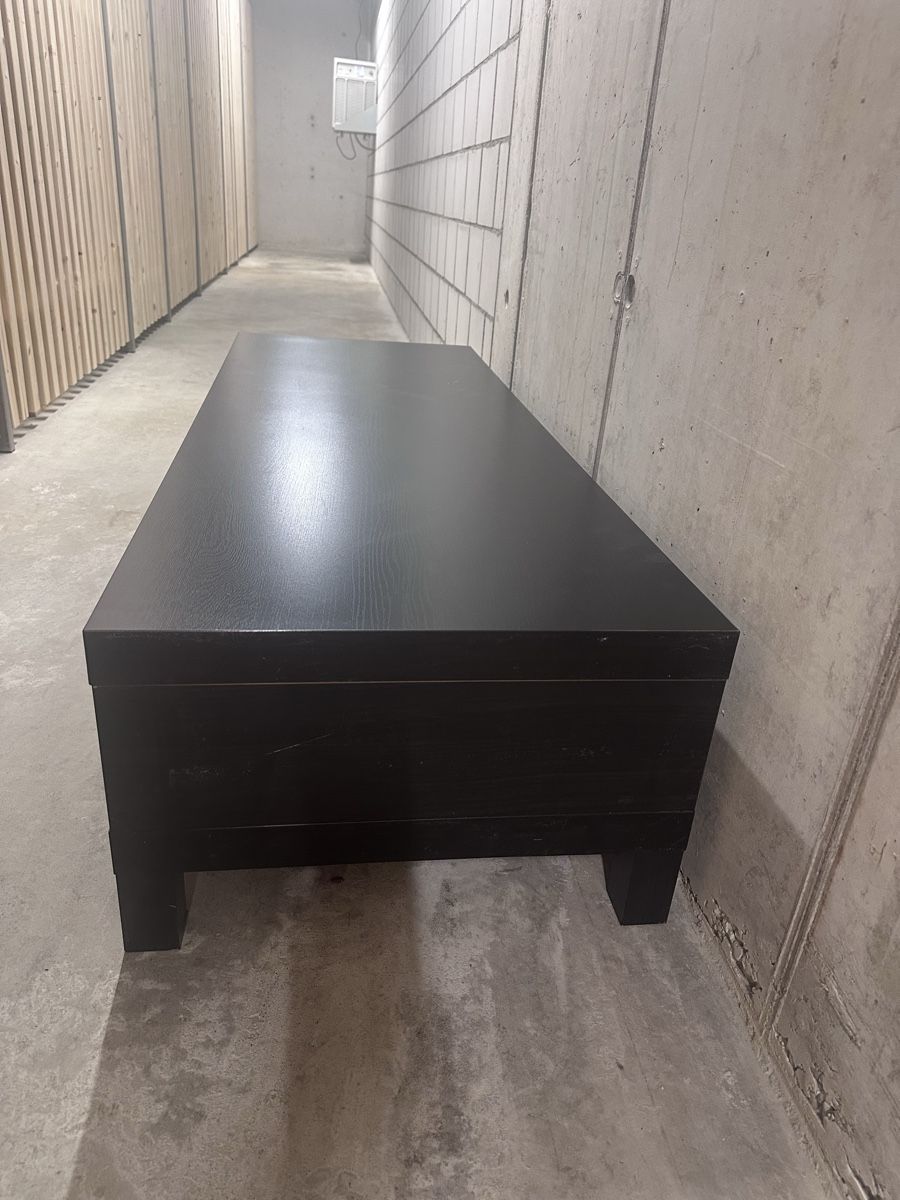 Meubles TV: TV Lowboard schwarz dunkles Holz mit Ablage – D'occasion à Ried b. Kerzers par SebastianAlexx 1