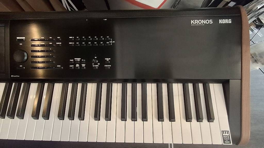 Instruments de musique: Korg Kronos 2 88-key  – D'occasion à Locarno par ute_5qq8 2