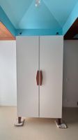 Kleiderschrank weiss mit Nussbaumgriffen, sehr guter Zustand