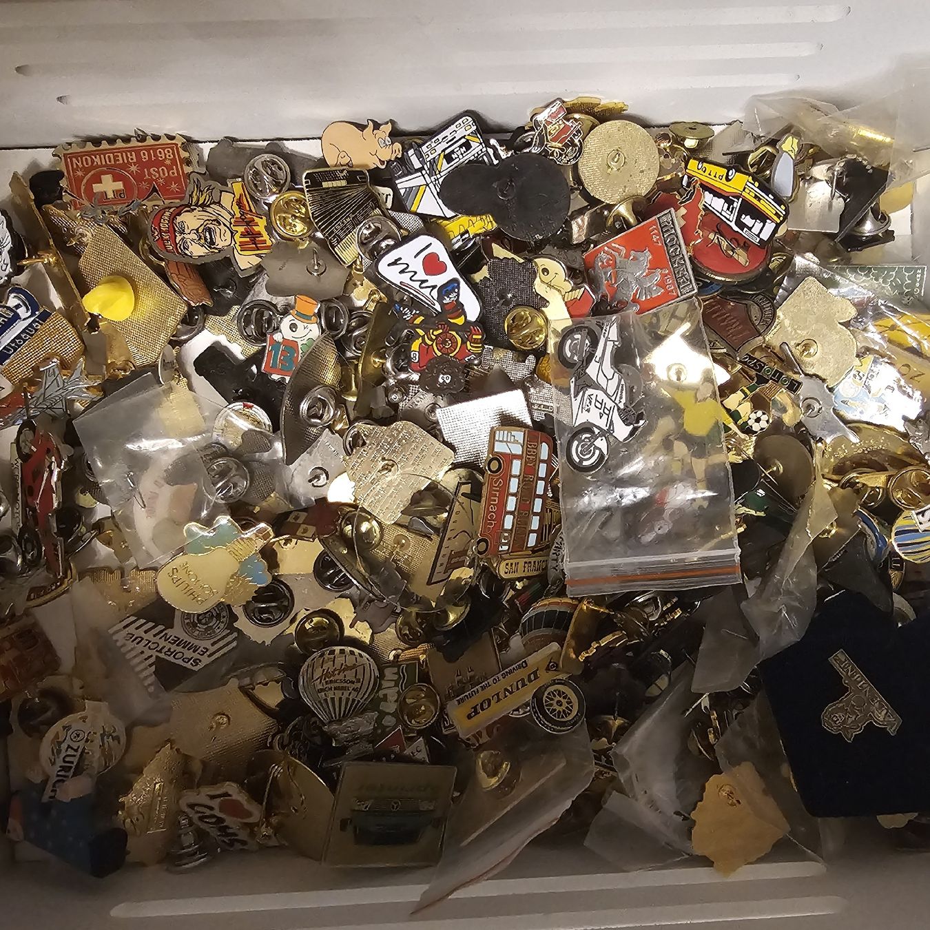 Plaketten & Abzeichen: 100 Pins  gemischt – Gebraucht aus wolfhalden von 46464646 2