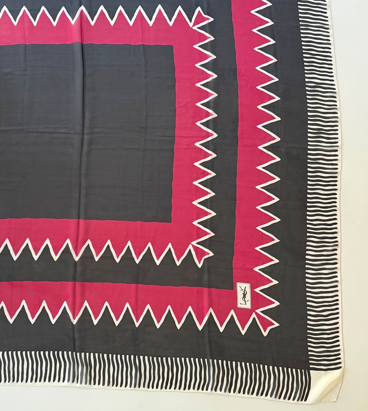 Saint Laurent Foulard & Sciarpe: YSL Vintage Schal – Usato da Zürich venduto da DianaPiii 1