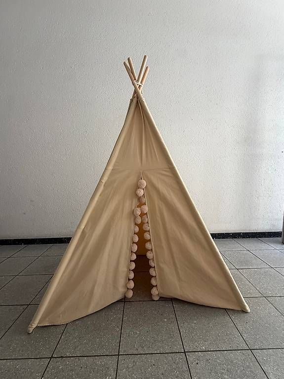 Alri letti & mobili per bambini: Kinder-Tipi-Zelt mit beigen Pompons – Nuovo e nell'imballaggio originale da Basel venduto da nashylicious