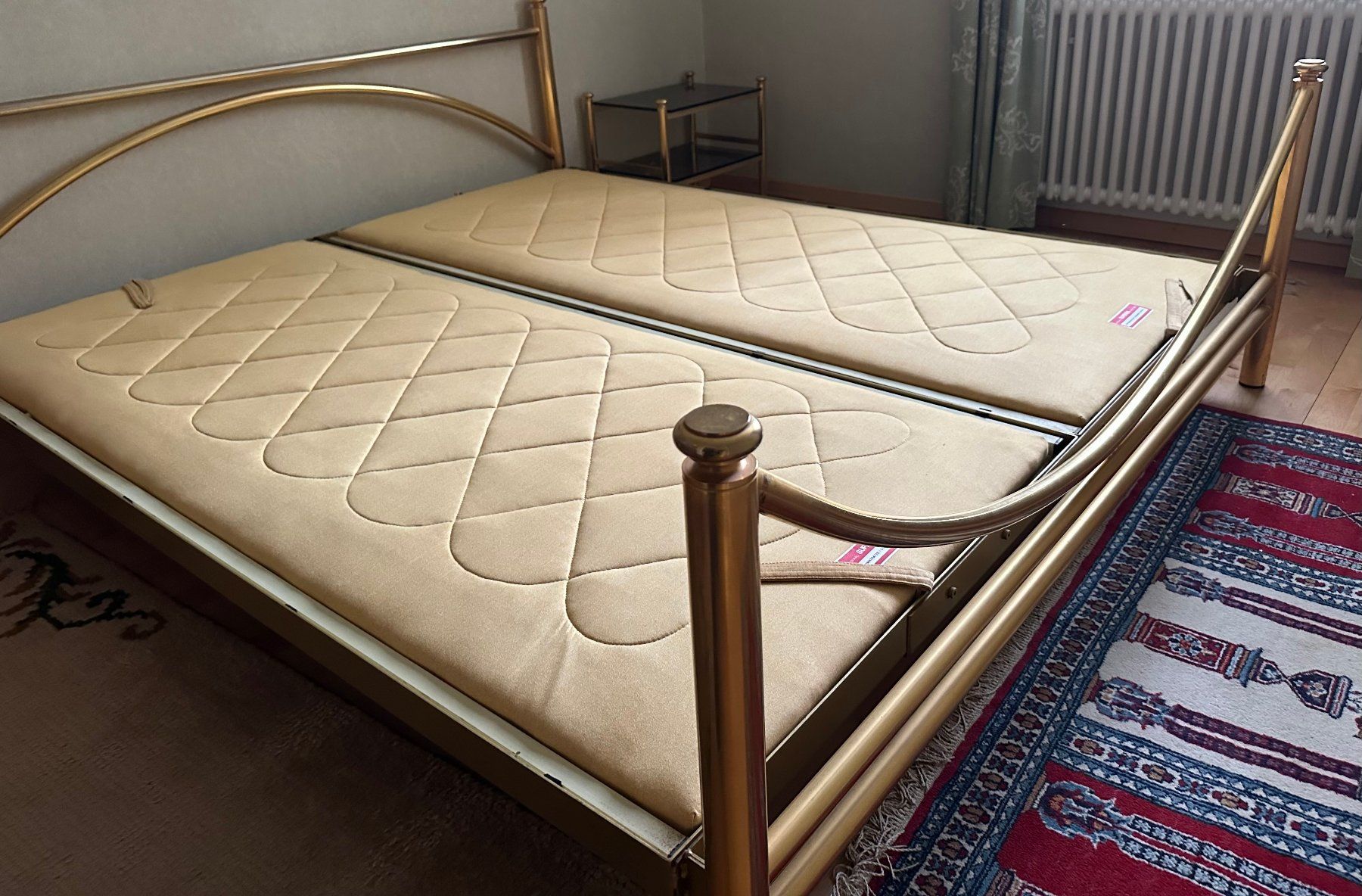 Lits: Doppelbett in Messing inkl. Matratzen – D'occasion à Russikon par cessna04